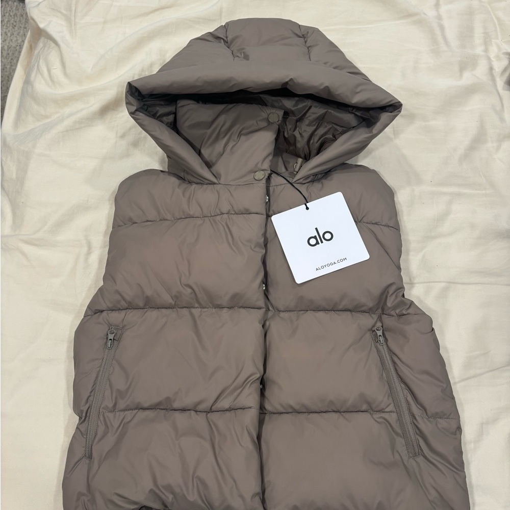 Alo yoga gold rush puffer vest size xxs new with tags